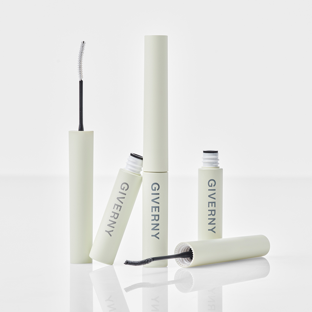 Giverny Milchak Sensitive Mascara Fixer
